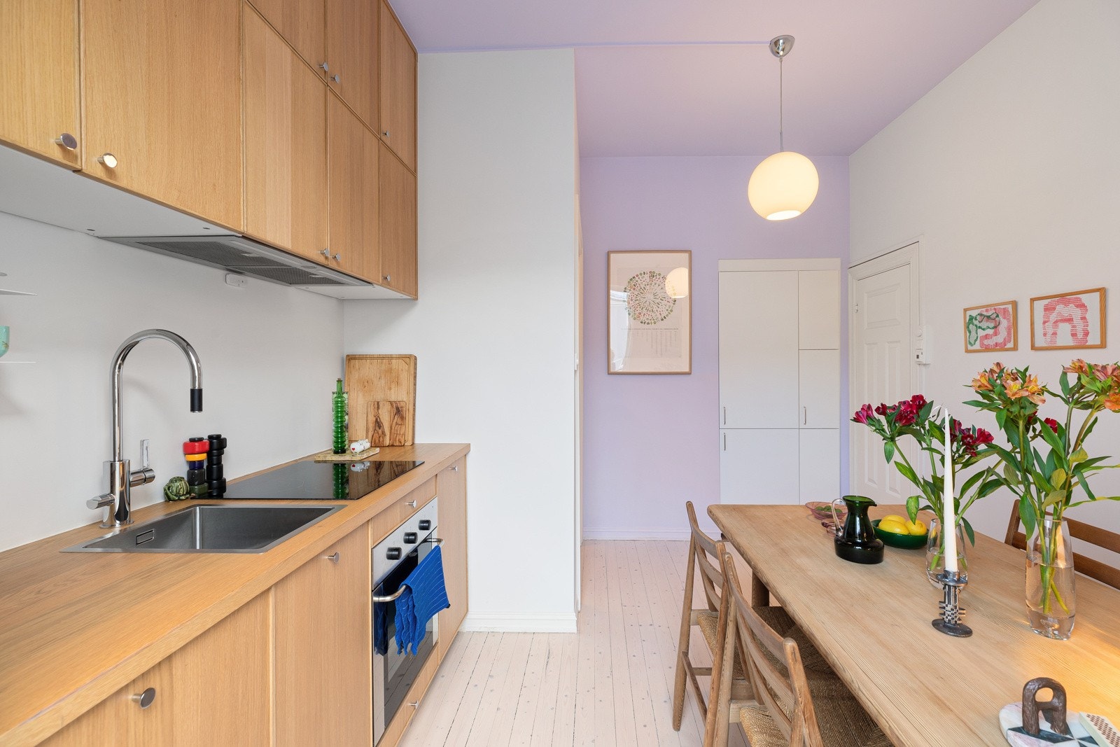 Kjøkkenet er pusset opp i 2022, og byr på god standard med glatte fronter i heltre som komplimenterer de originale tregulvene Galleribilde