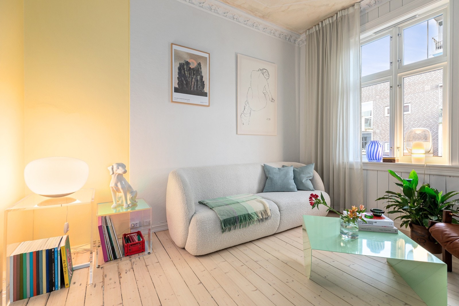 Stuen er lys og luftig med god plass til sofaseksjon med tilhørende møblement. Mulighet for peis i stue Galleribilde