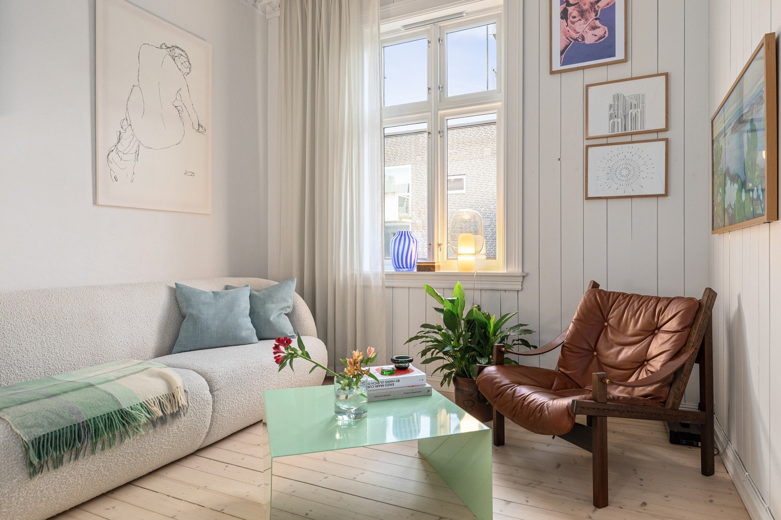 Store vindusflater med dype vinduskarmer, produksjonsår 2016 Galleribilde