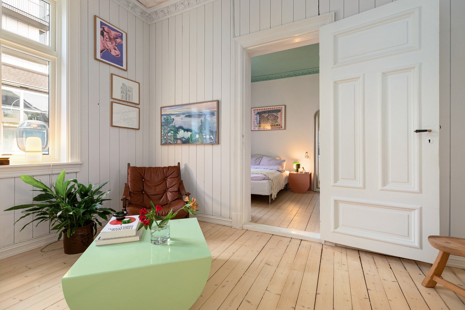 Generøs takhøyde på 2,95 meter sikrer en fantastisk romfølelse i hele leiligheten Galleribilde