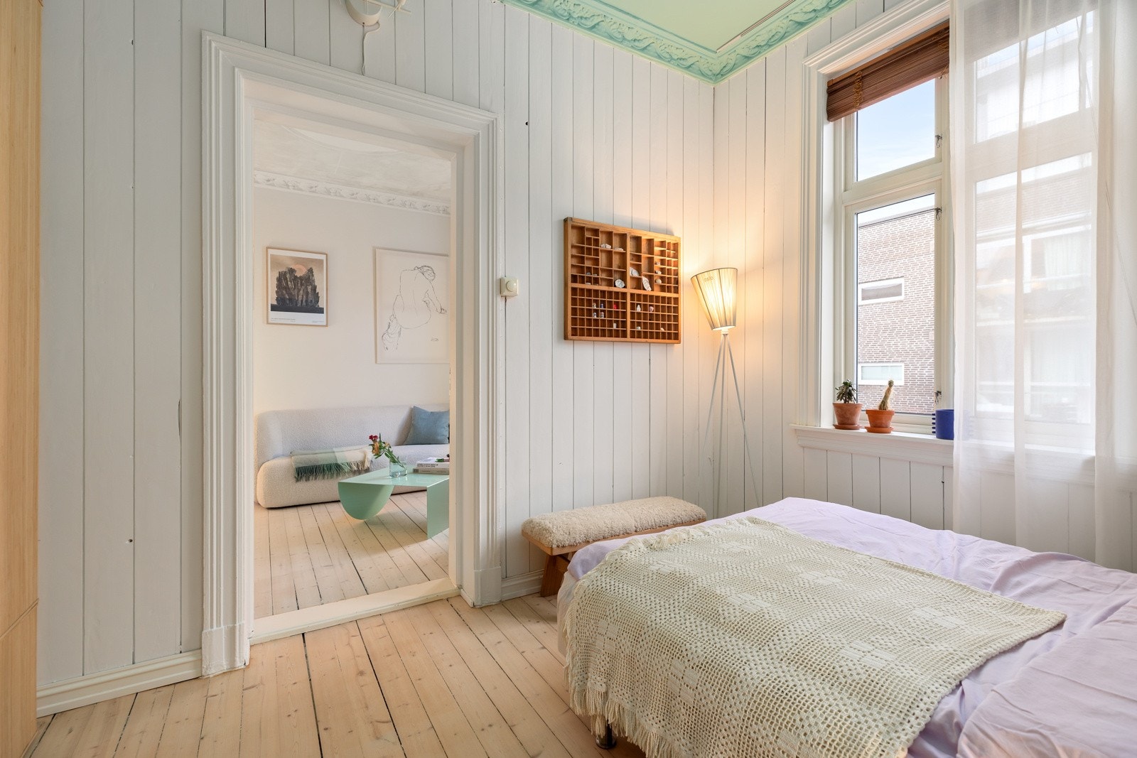 Soverommet er malt i en behagelig lys tone og utsmykket med dype vinduskarmer Galleribilde