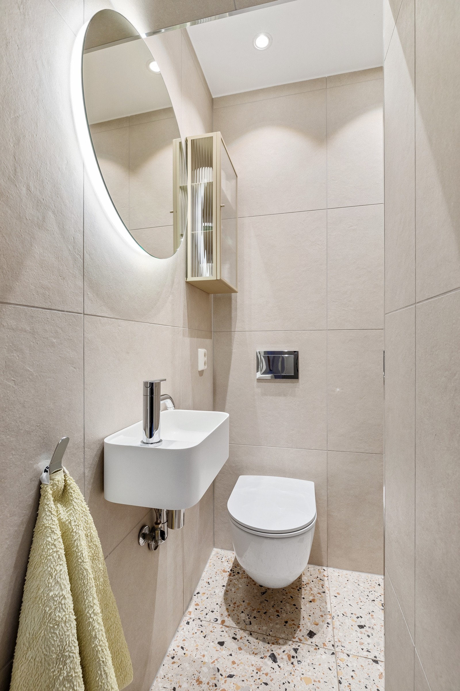 Lekkert baderom, oppusset i 2021 med lekre fliser og behagelig gulvvarme Galleribilde