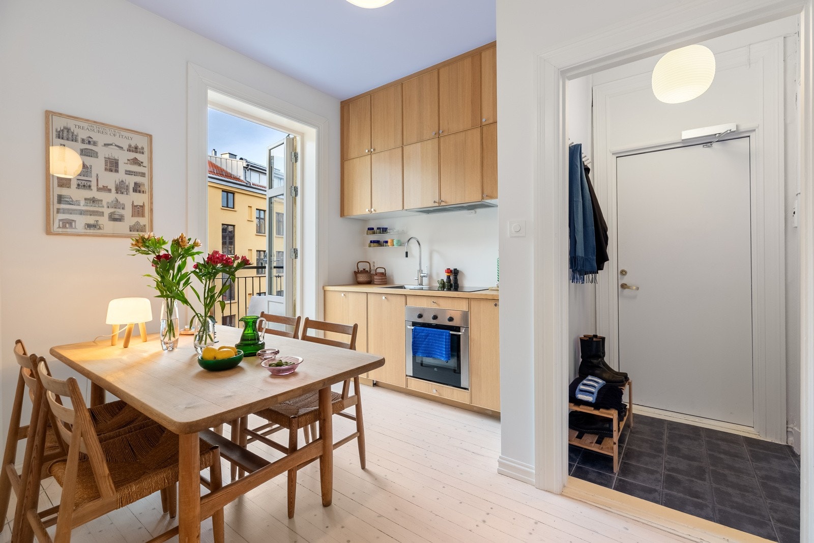 Fra leilighetens entré blir du møtt med en gjennomgående planløsning som sikrer godt med naturlig sollys Galleribilde