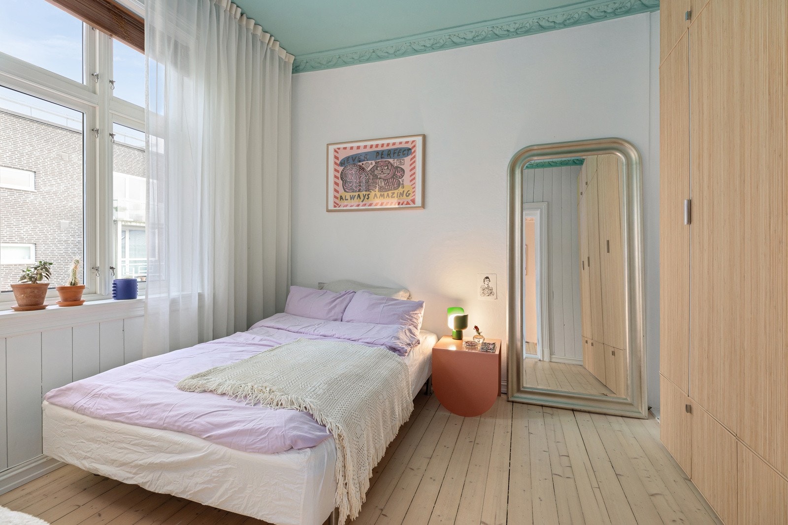 Soverommet er av den generøse størrelsen med god plass til dobbeltseng og tilhørende nattbord Galleribilde