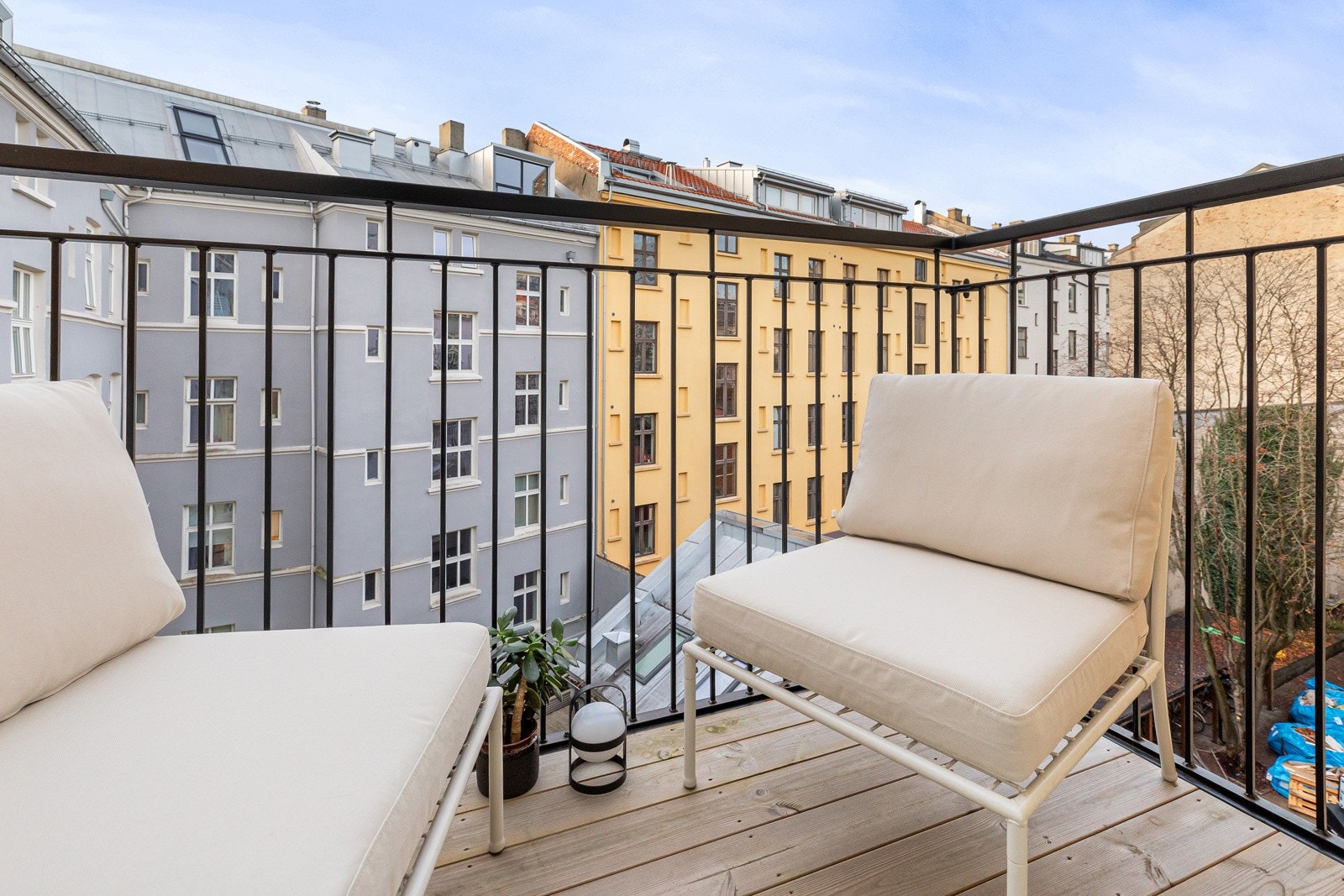 Her er det plass til utemøbler, slik at du kan nyte gode solforhold på sommerstid Galleribilde