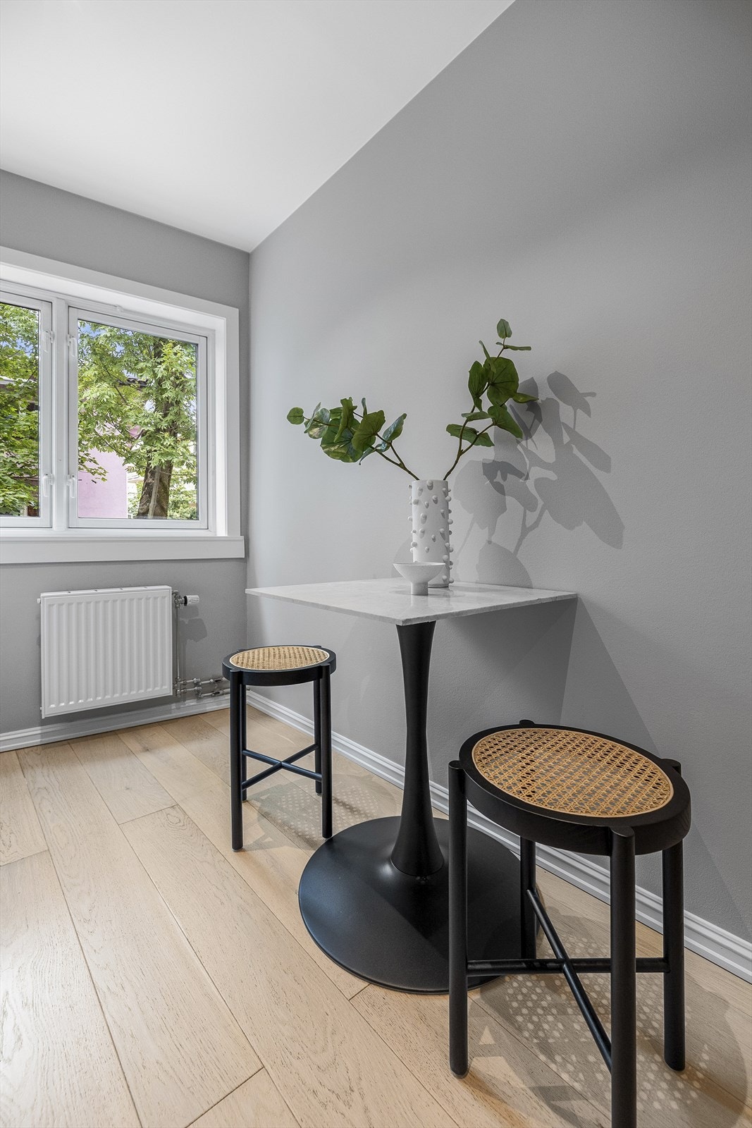 På kjøkkenet er det også plass til en koselig sittegruppe der frokosten kan nytes. Galleribilde