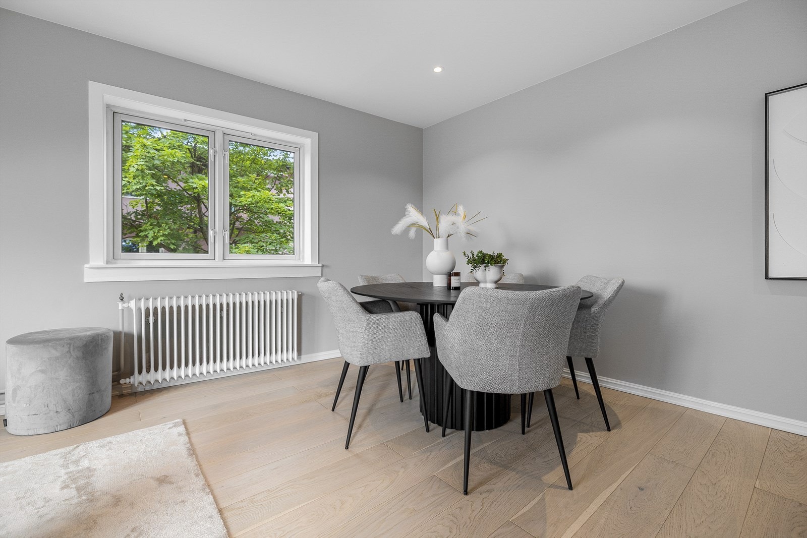 I stuen er det også plass til spisestue med rom for mange gjester til selskap og hygge. Galleribilde