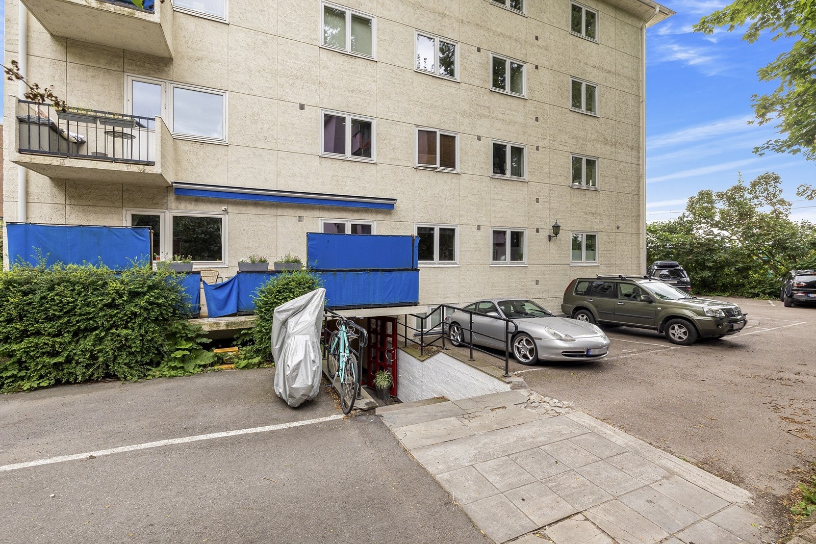 Utenfor bygget har hver seksjon tidsbegrenset rett til å bruke 1 parkeringsplass! Denne bruksretten ble akkurat fornyet med 5 nye år. Galleribilde