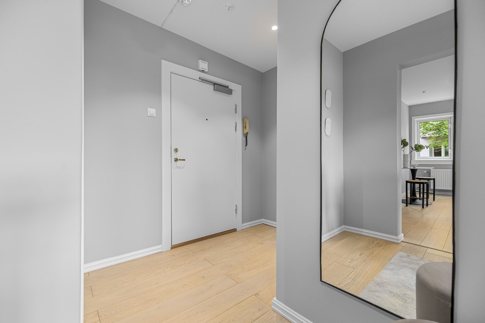 Innbydende entré med plass til jakkeavheng og skoavsetning. Galleribilde