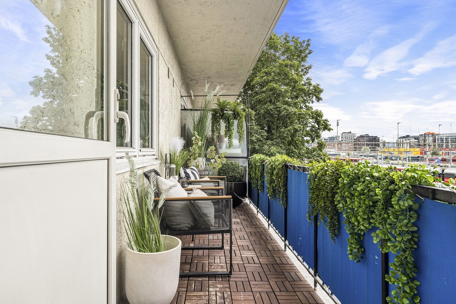Sørvendt balkong med meget gode solforhold. Galleribilde