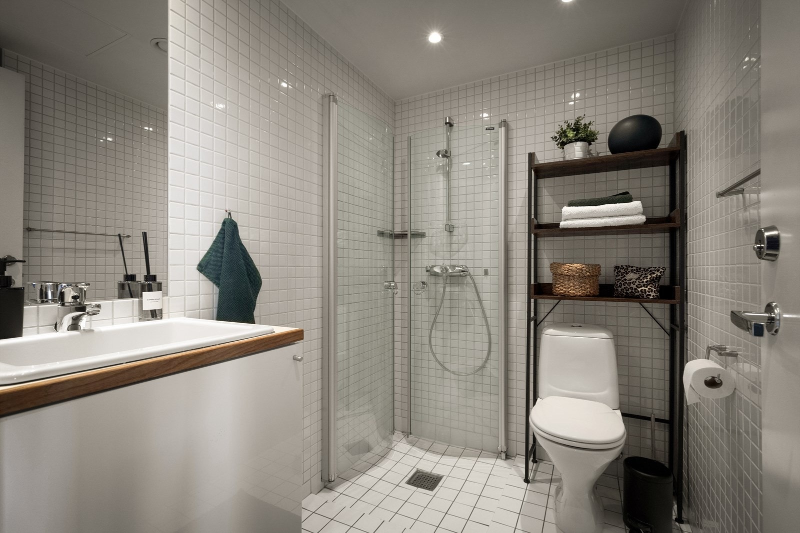 Velfungerende baderom med delikate fliser på vegg og gulv. Galleribilde