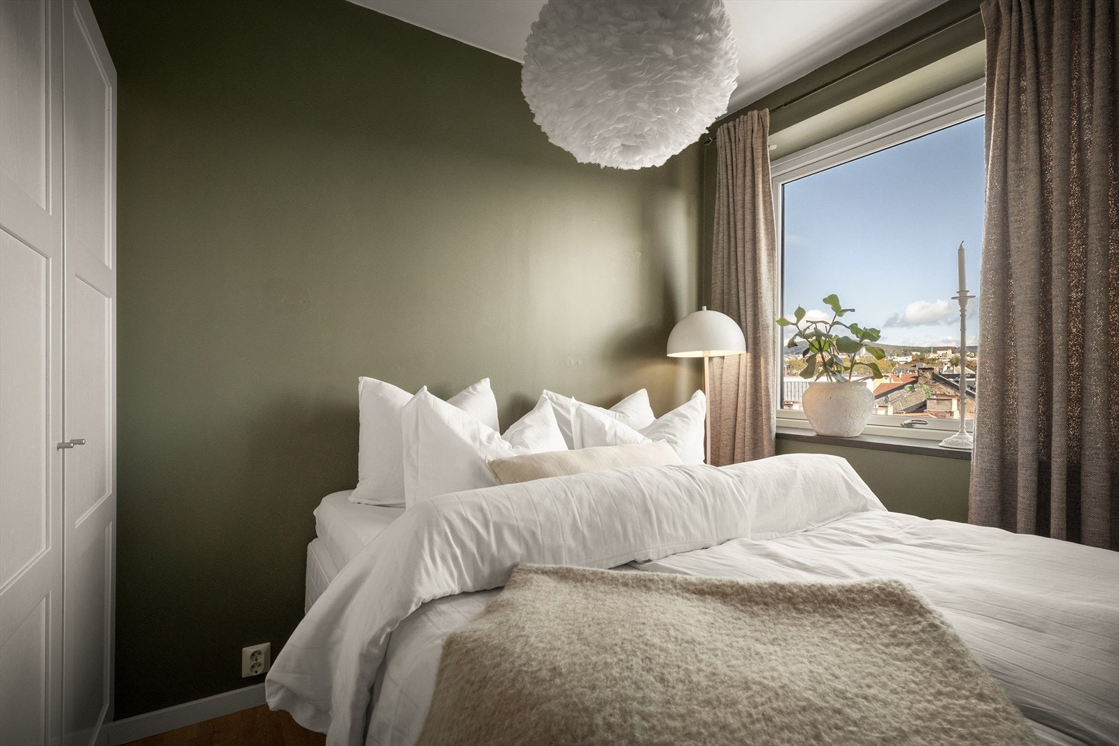 God plass til stor dobbeltseng, og langstrakte garderobeskap som følger salget. Galleribilde