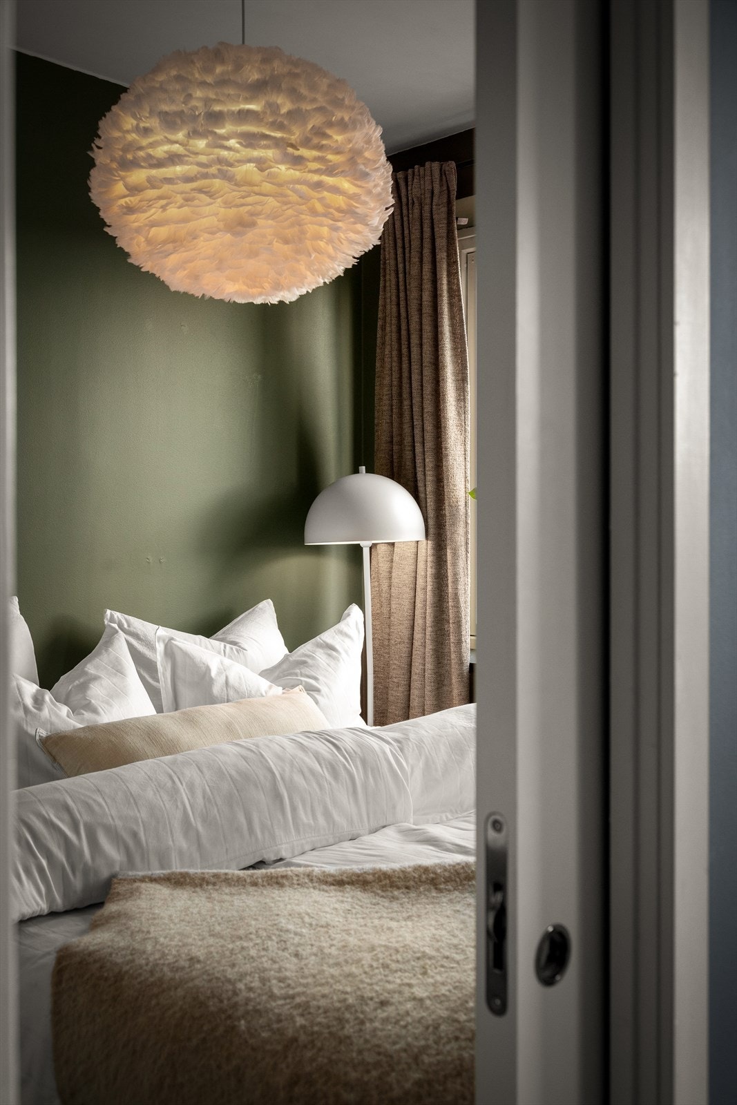 Soverommet er malt i en tidsriktig og behagelig farge. Galleribilde