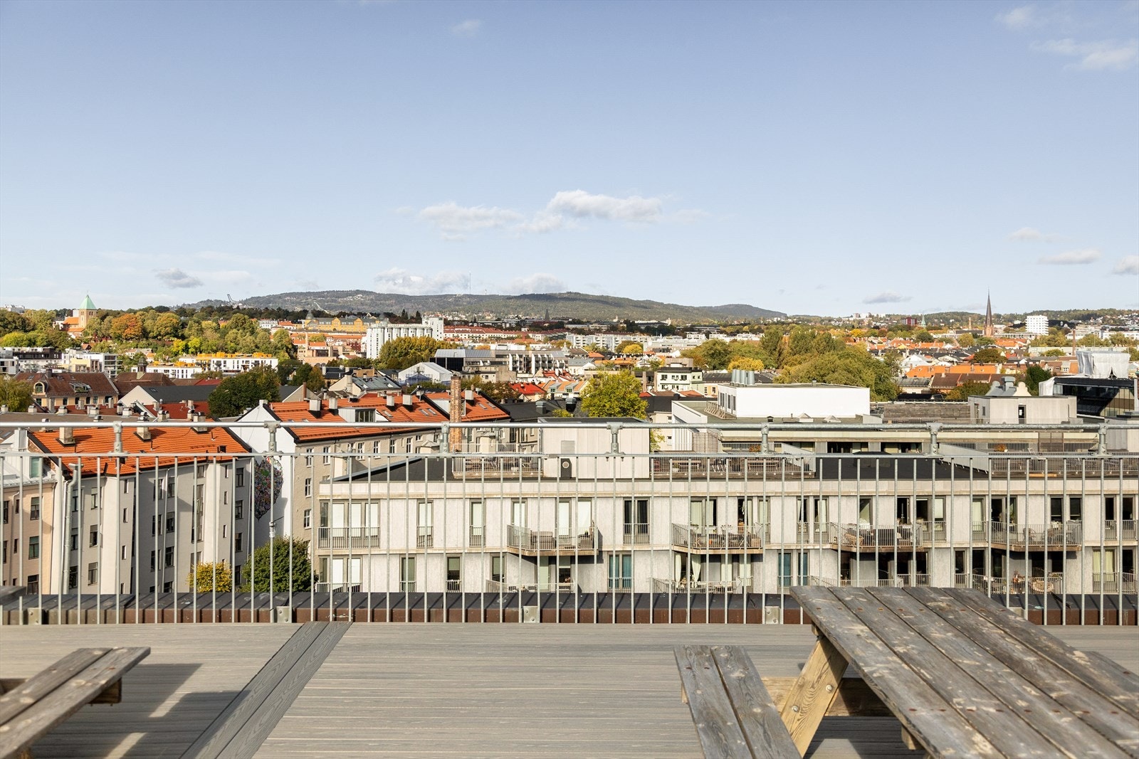 Borettslaget har en stor felles takterrasse med panoramautsikt og hyggelige sittegupper. Galleribilde