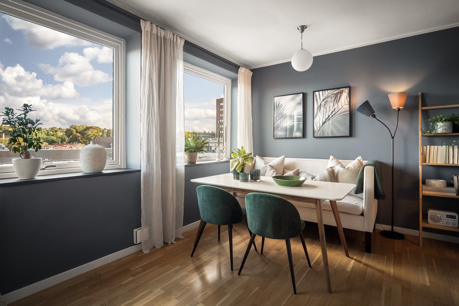 God plass til stor spisebord med flott utsikt. Galleribilde