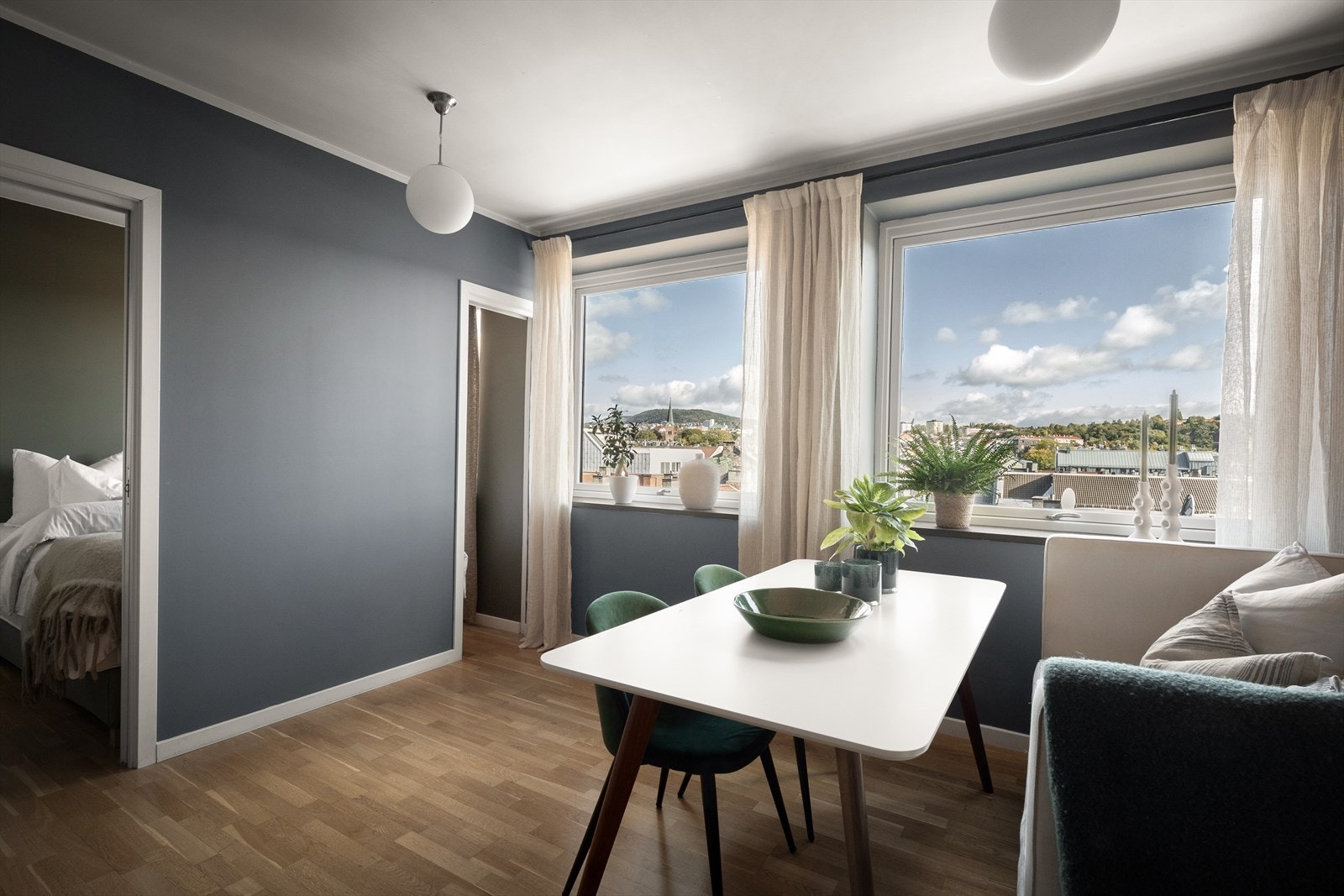 Man nyter godt av de store vinduene som skaffer deg et særdeles godt og behagelig lys. Galleribilde