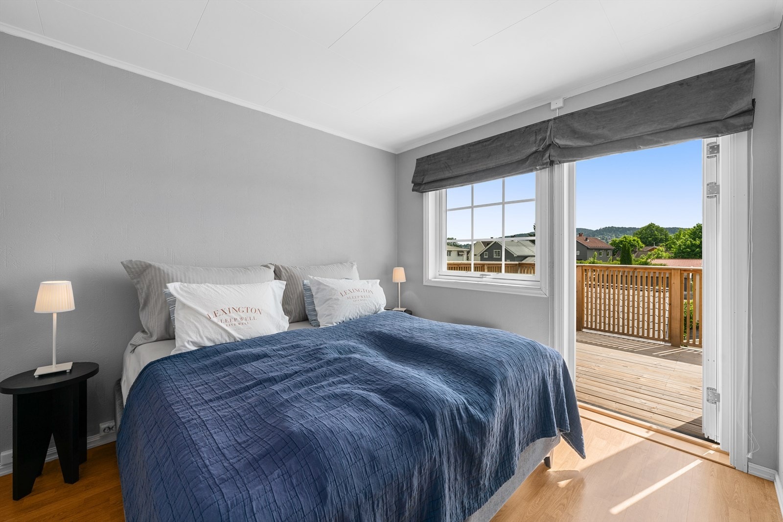 Fra rommet er det utgang til en koselig og solrik balkong. Galleribilde