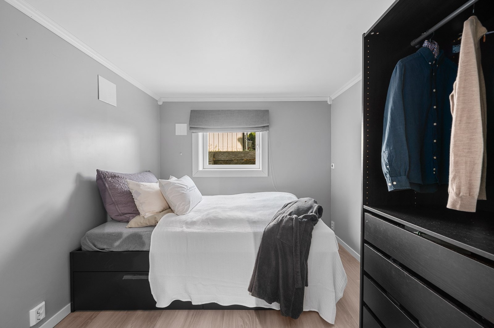 Et rom i kjelleren er blitt innredet og benyttet som et soverom, men rommet er ikke godkjent for varig opphold og regnes ikke som et godkjent soverom. Rommet har gulvvarme. Galleribilde