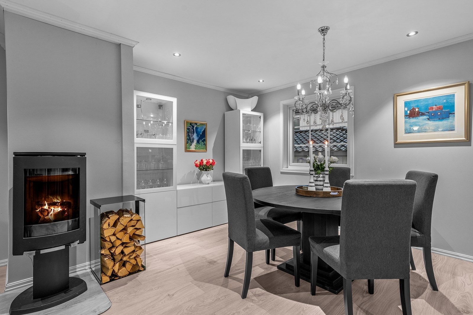 Mellom stuens to soner er det tilkoblet en koselig vedovn - denne sikrer ekstra varme i vinterhalvåret. Galleribilde