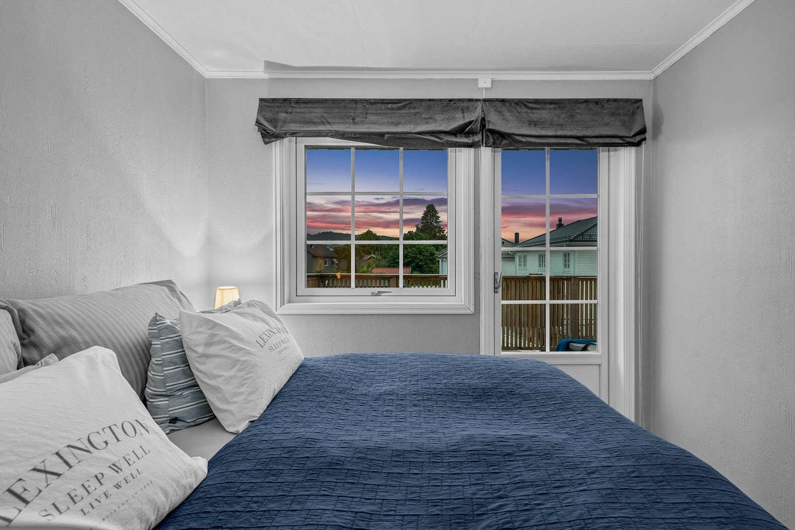 Hovedsoverommet har god plass til dobbeltseng med tilhørende nattbord. Galleribilde