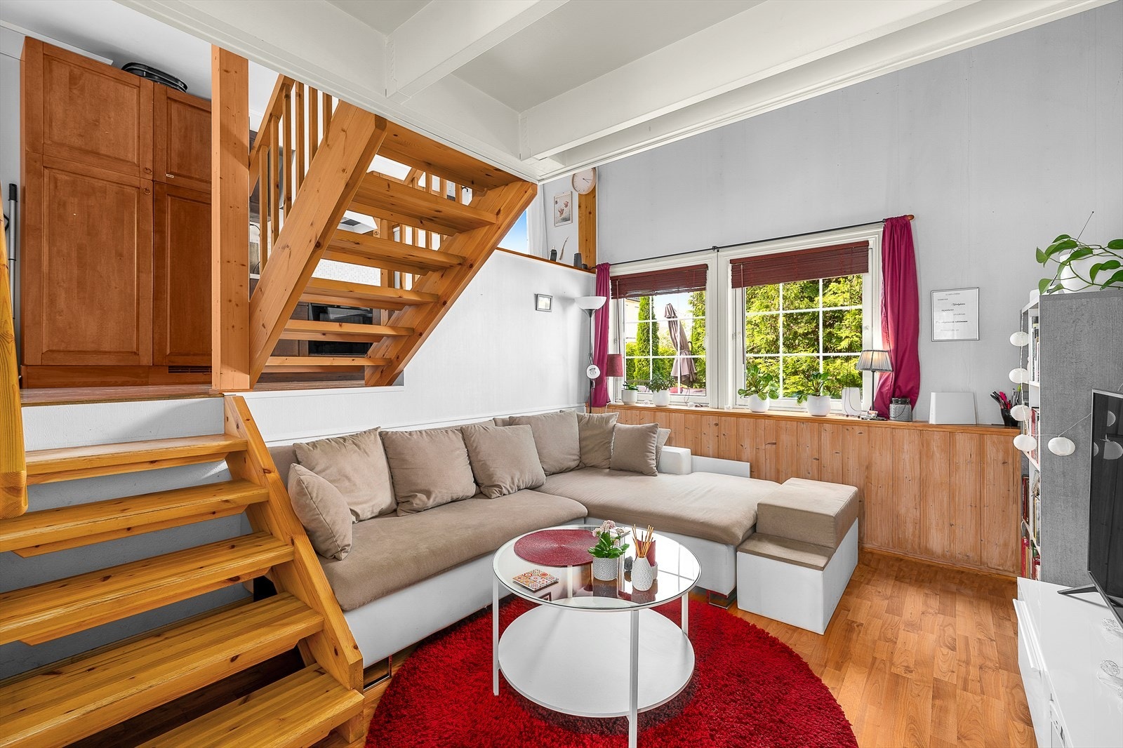 Utleiedelen ligger i et sidebygg med egen inngang, og en fin rominndeling over tre halvplan. Galleribilde