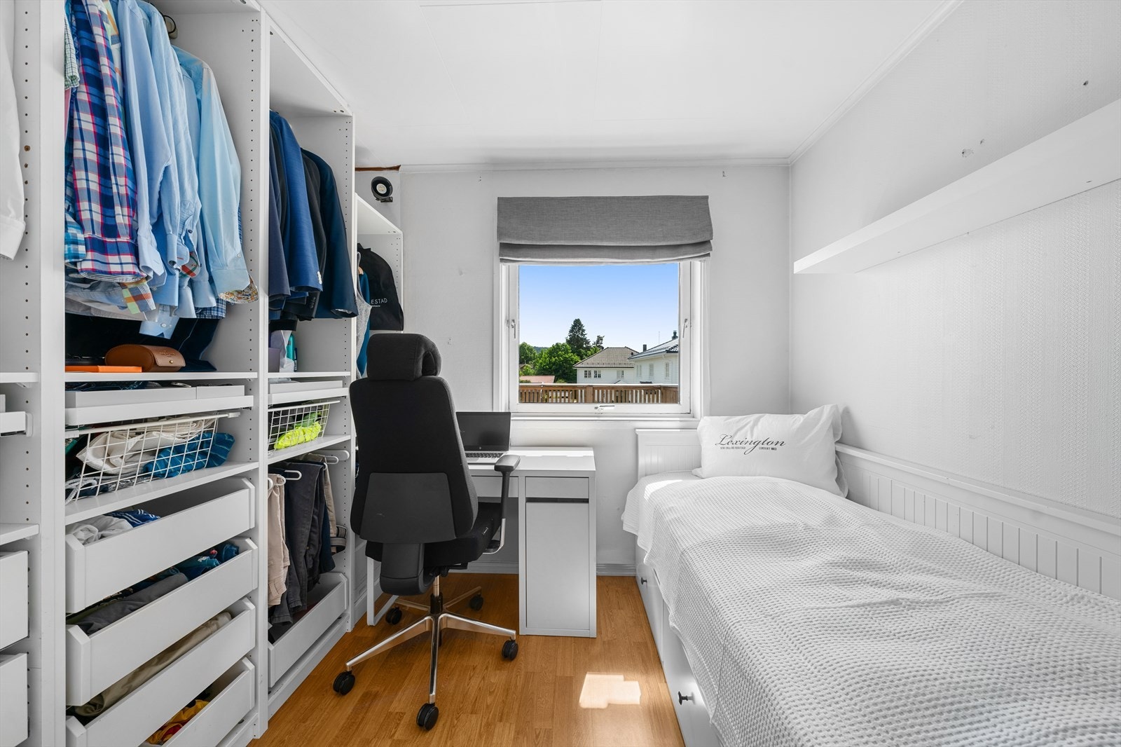 Soverom nr. 3 har plass til seng og skrivebord, med god oppbevaringsplass i skap. Galleribilde