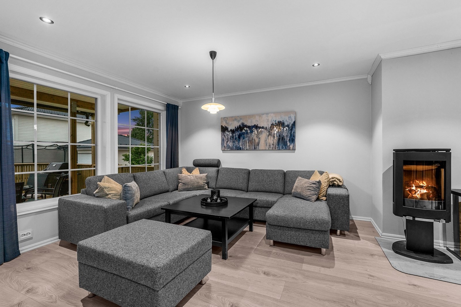 Det er godt med plass til stor sofagruppe og bord. Galleribilde