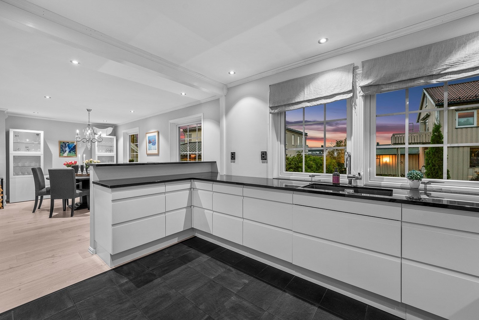 Kjøkkenet er i delvis åpen løsning mot stuen, og byr på mye benk- og skapplass. Galleribilde