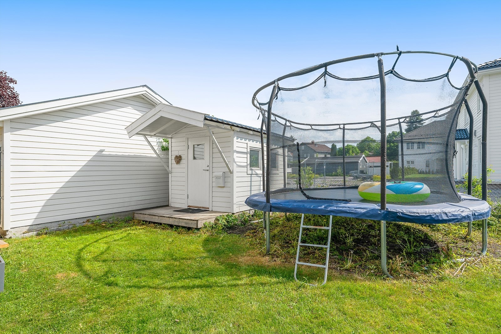 Her har du plass til både trampoline, ballspill og et koselig lekehus. Galleribilde