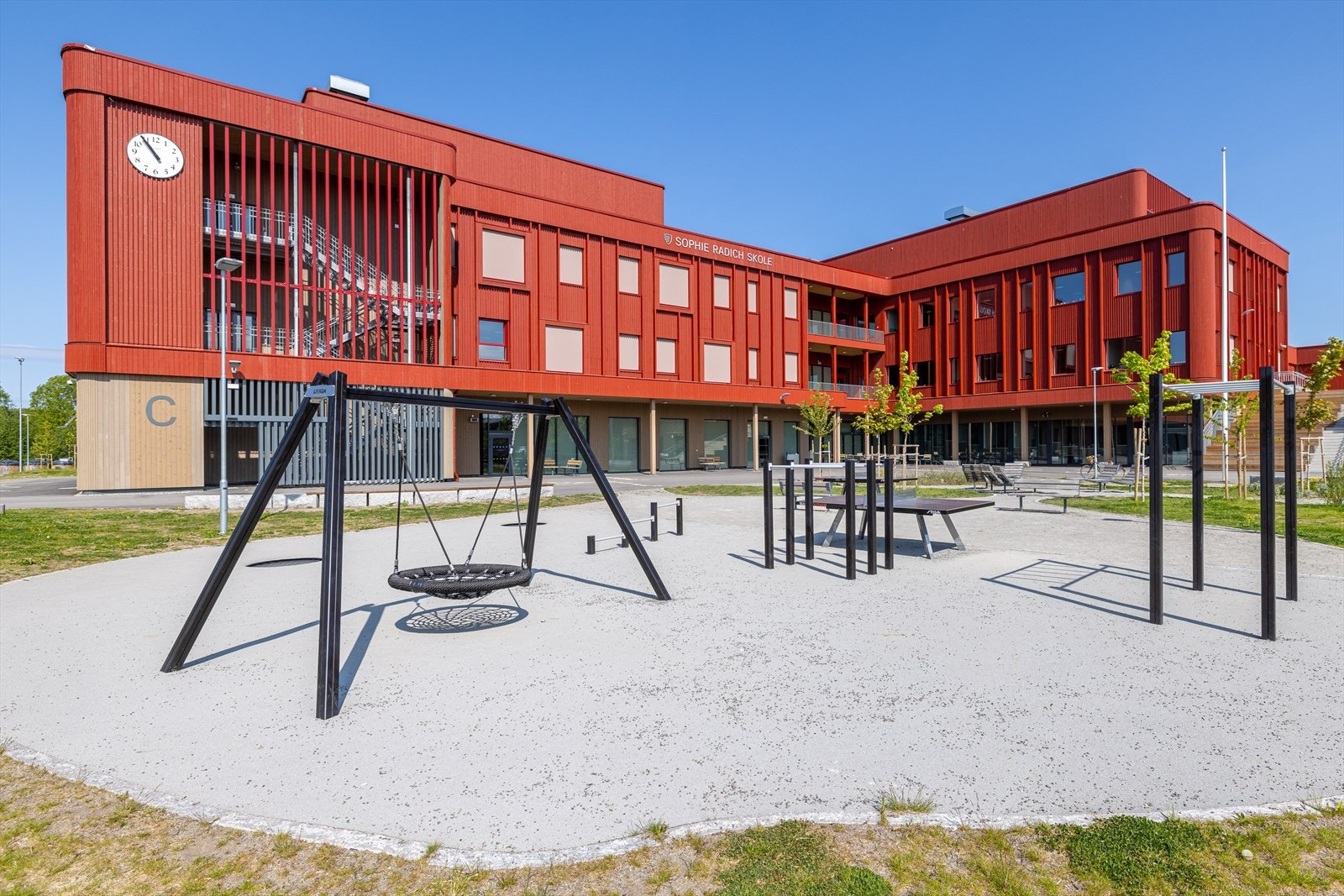 Fra boligen har du gangavstand til både barneskole og ungdomsskole - Her ved nye Sophie Radich. Galleribilde