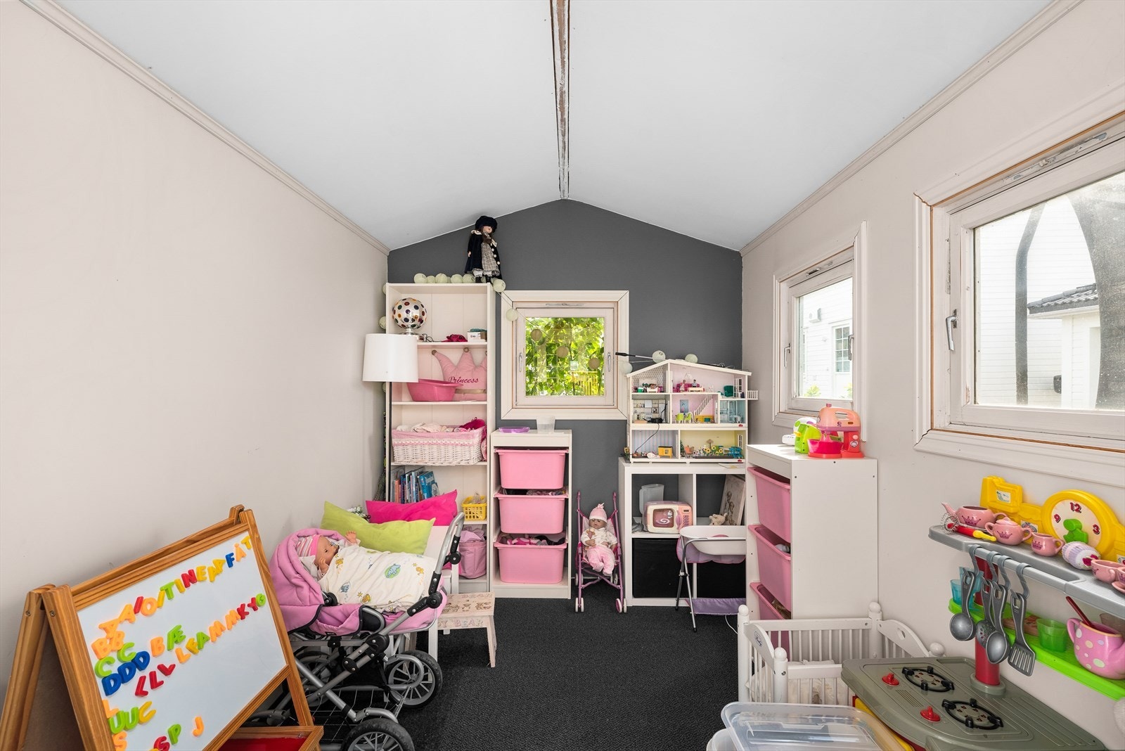 Lekestuen/dukkehuset følger med salget. Galleribilde