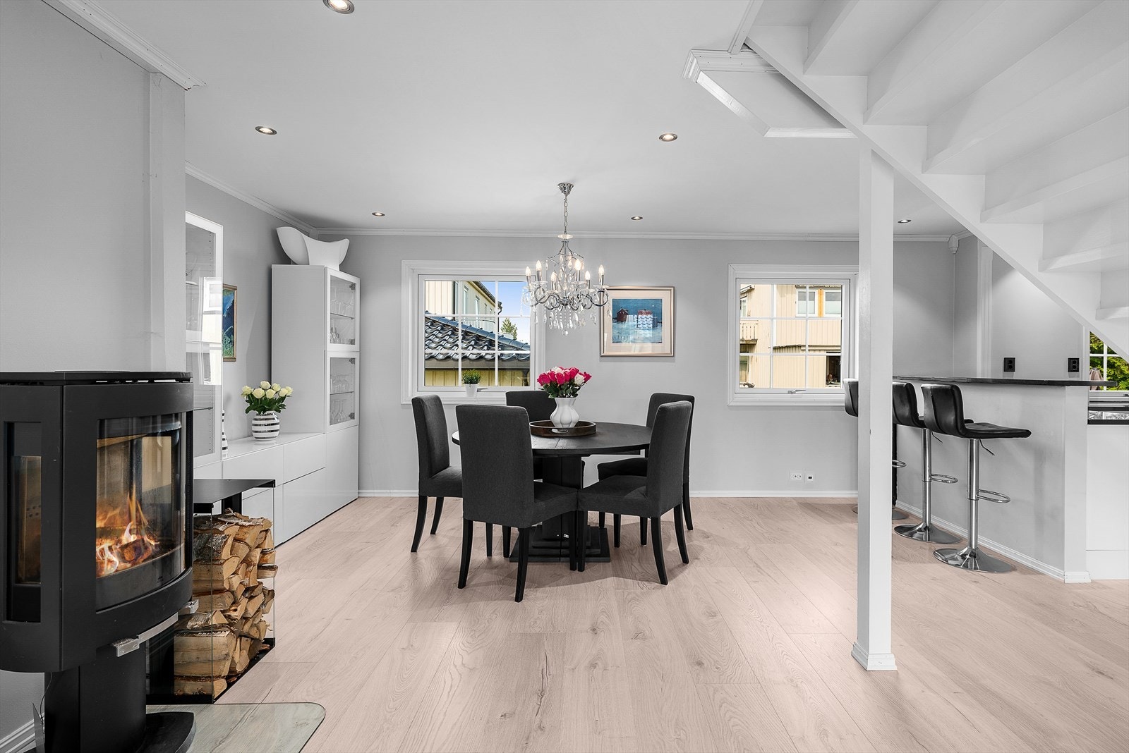 Veggene er malt i samme farge som på kjøkkenet, mens gulvet er lagt med enstavs laminat. Galleribilde