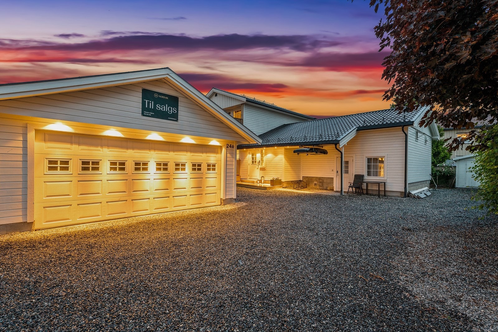 Kjellergata 24 A er en pen og velholdt enebolig over tre plan, med koselig utleiedel i sidebygning og frittstående dobbelgarasje med isolert bod. Galleribilde