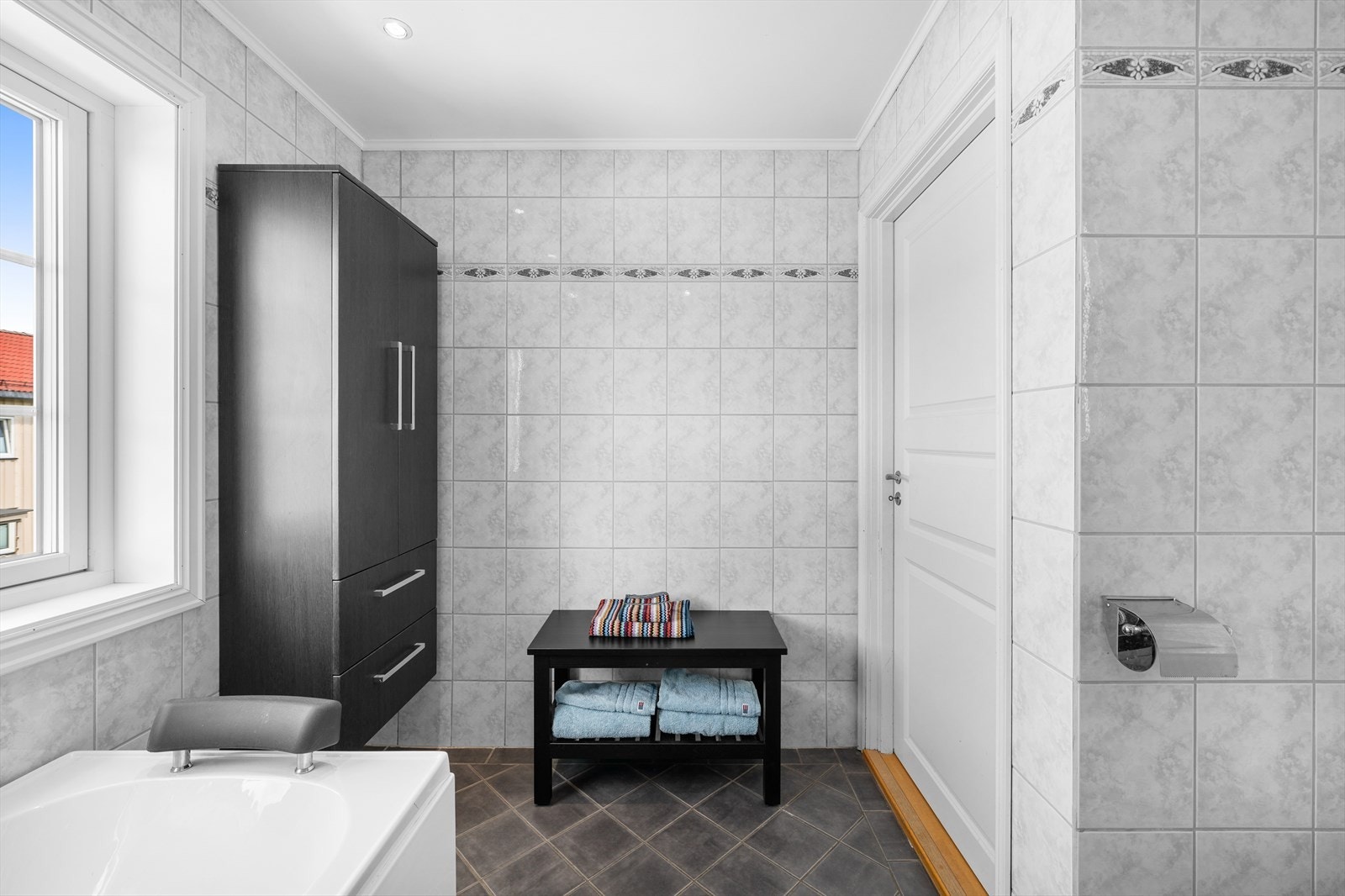 Badekaret har dusjvegger, hånddusj og deilig regnfallsdusj. Galleribilde