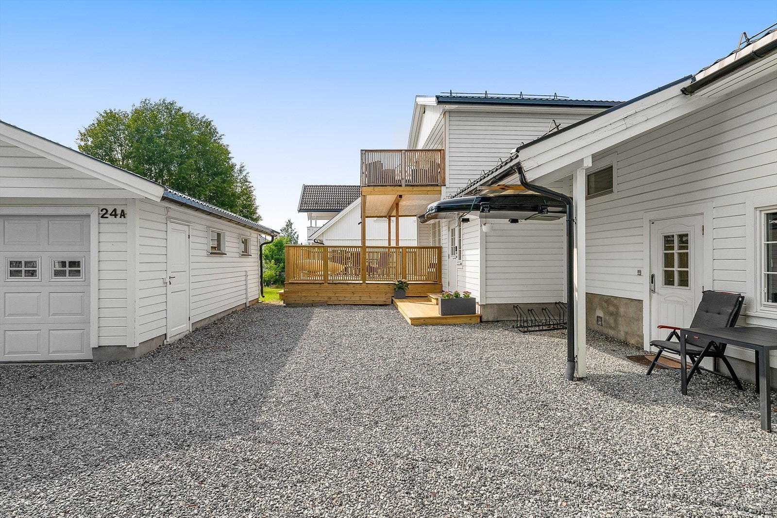 Gruslagt gårdsplass med tilgang til dobbeltgarasje og utebod. Galleribilde