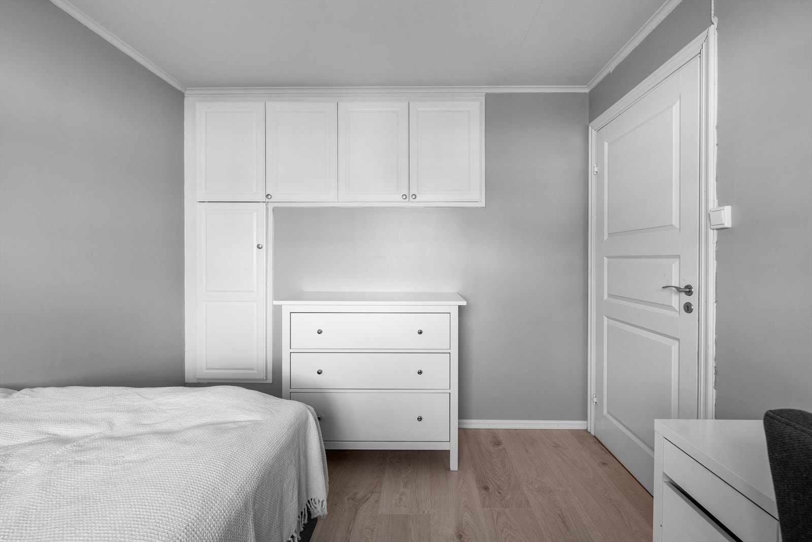 Også dette rommet har plassbygde skap, samt øvrig plass til kommode. Galleribilde