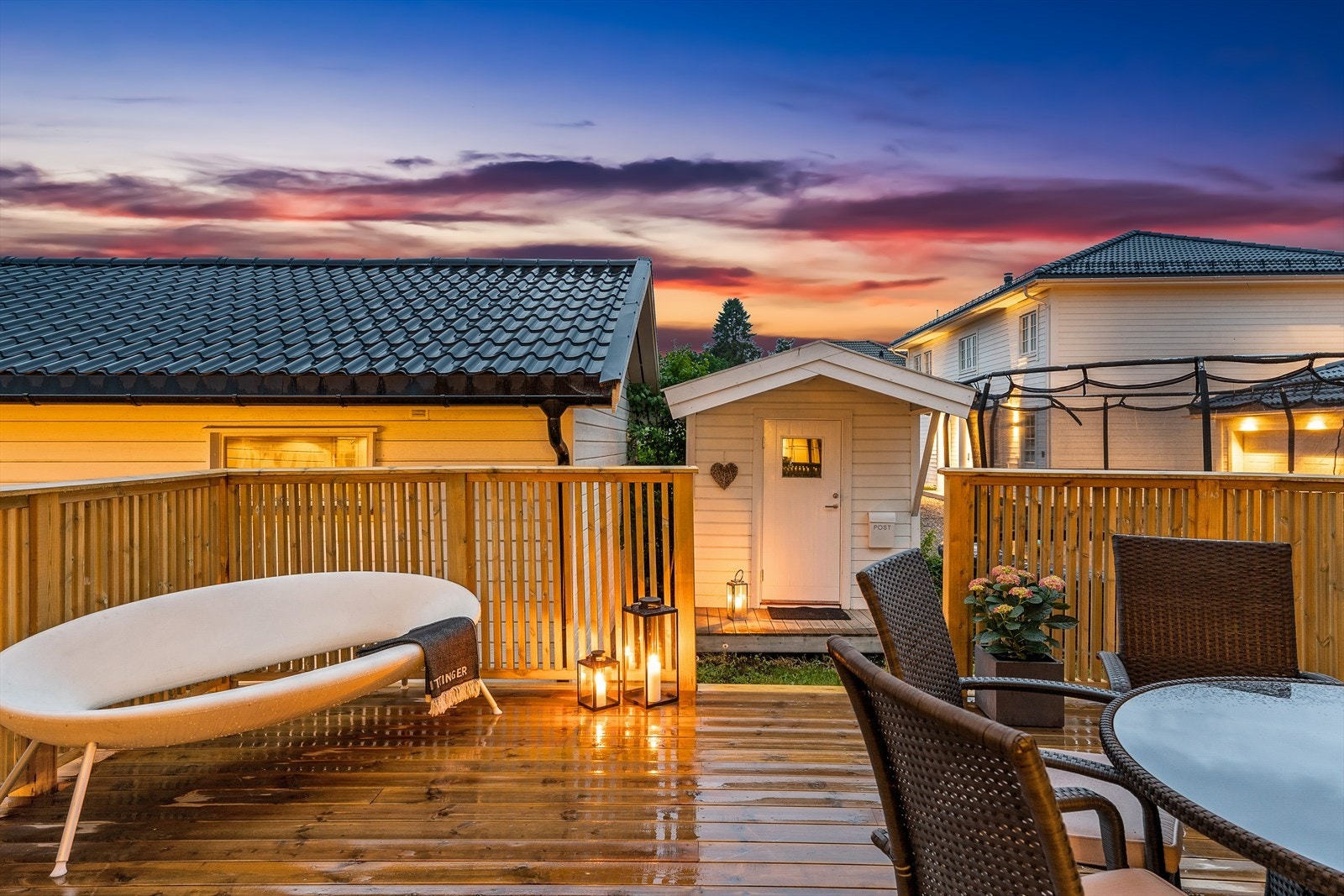 Terrassen har trapp ned til hagen, mens en balkong i etasjen over danner et lunt overbygg, perfekt når man vil nyte sommerens fine, lyse sommerkvelder ute. Galleribilde