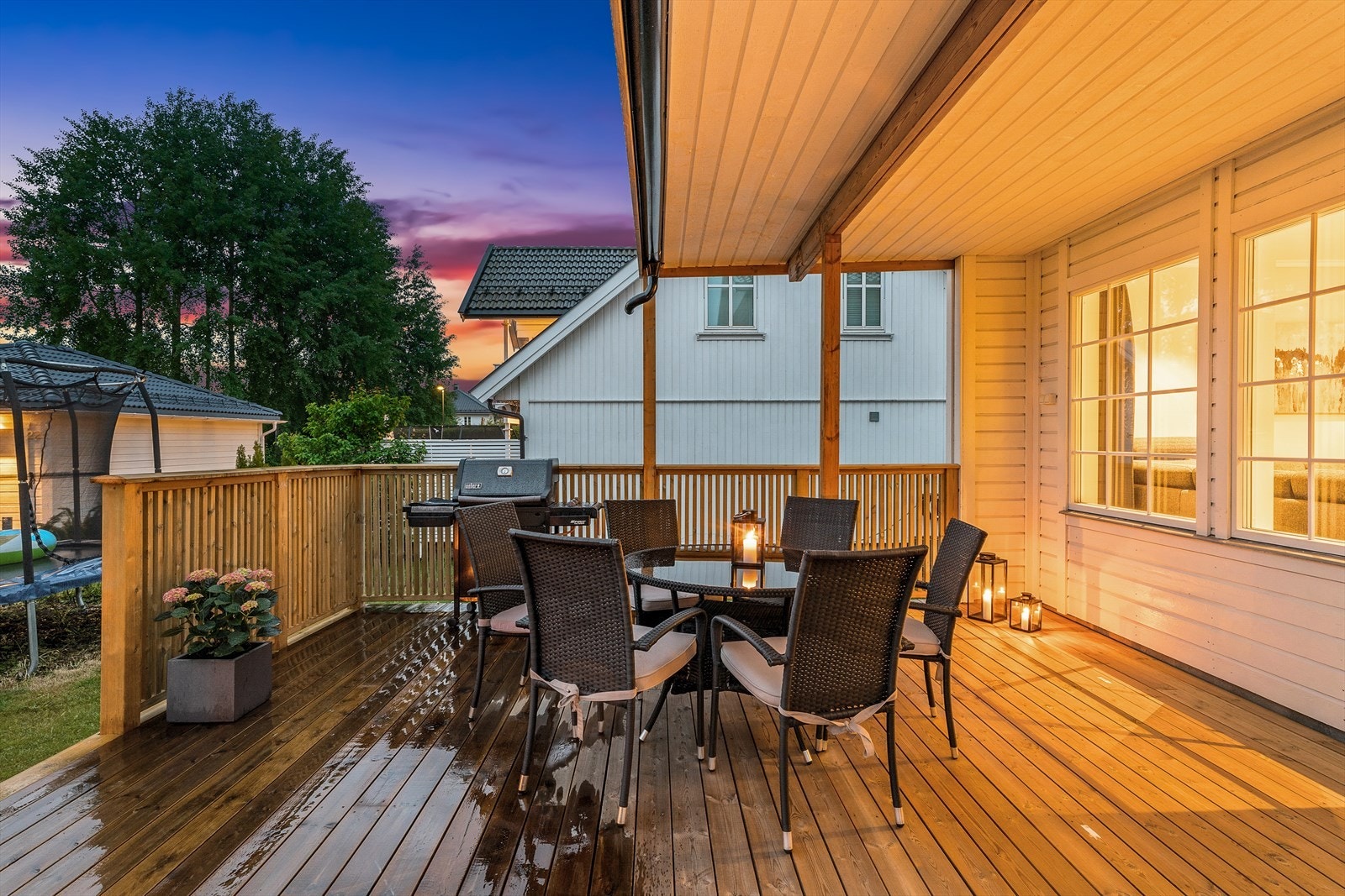 Fra stuen i første etasje er det utgang til en sørvestvendt terrasse på ca. 30 kvm og her er det god plass til sofagruppe, spisebord og grill. Galleribilde