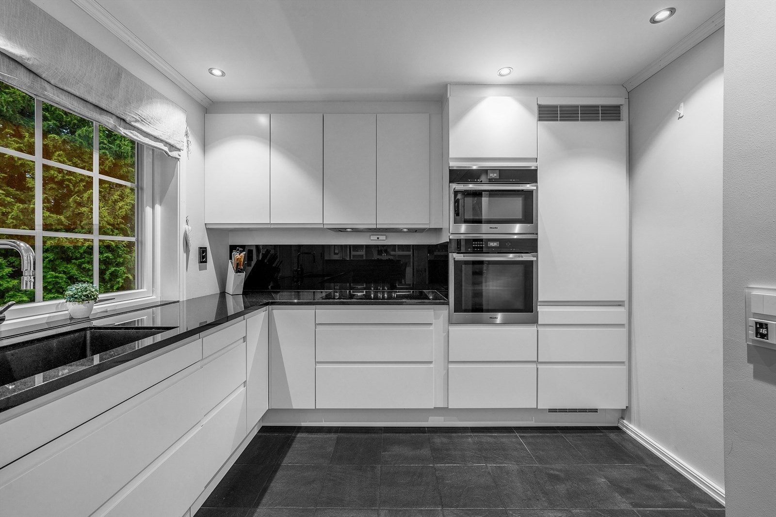 Alle hvitevarer er integrert og består av koketopp, stekeovn, dampovn, oppvaskmaskin og kjøl/frys. Galleribilde