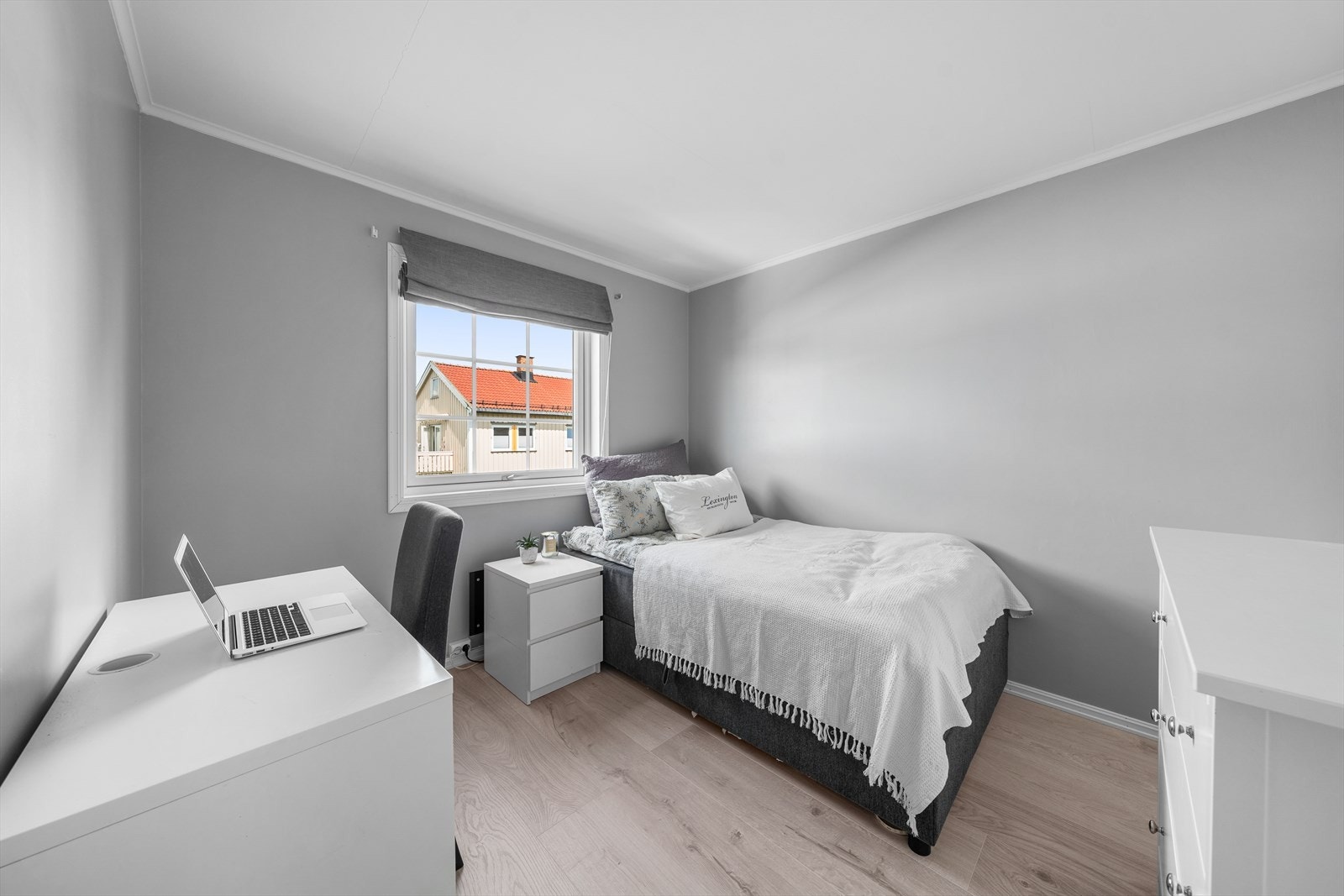 Soverom nr. 2 er malt i en tidløs grå farge, og har plass til seng, nattbord og skrivebord. Galleribilde