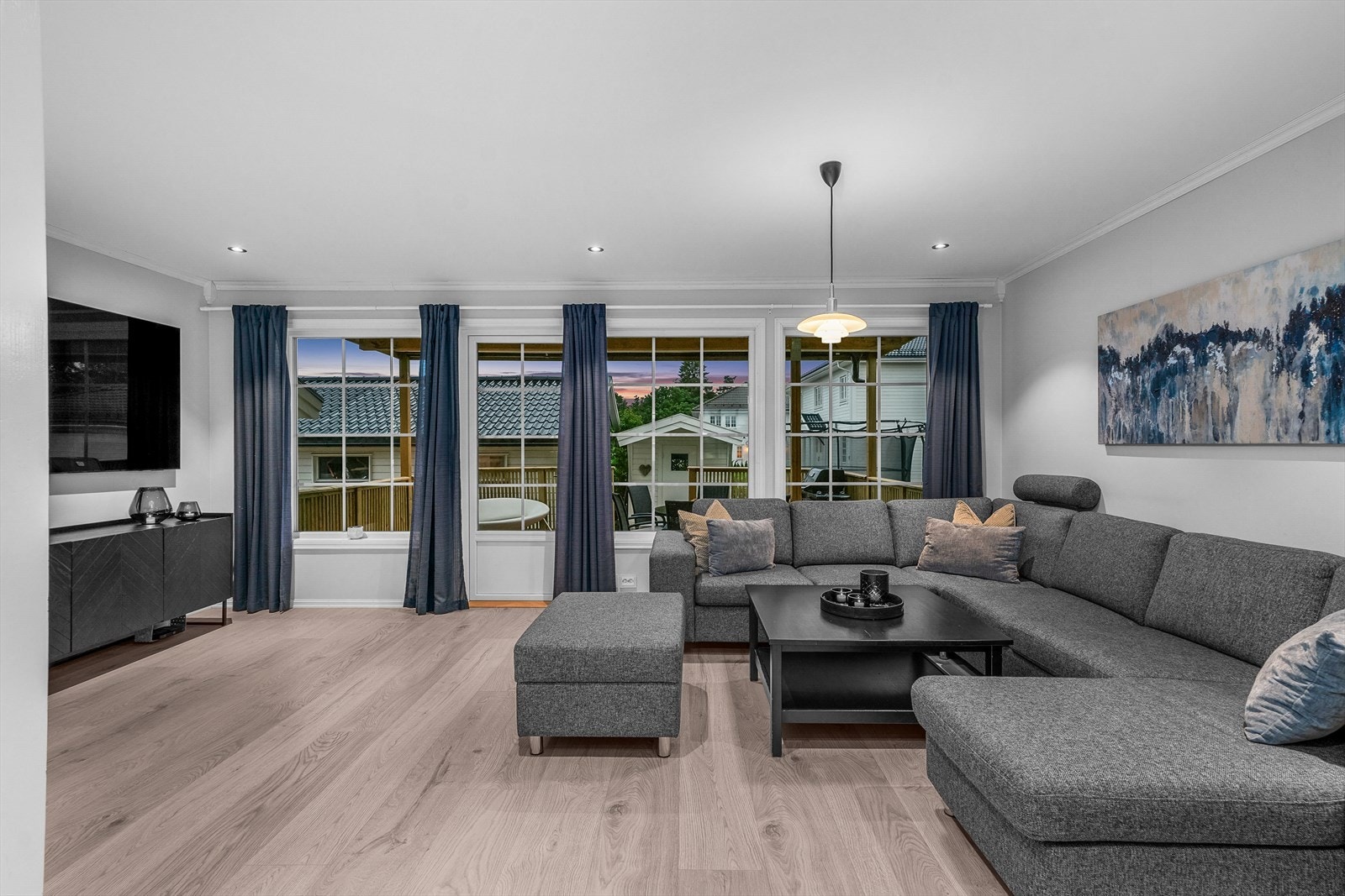 Rommet har store vindusflater som slipper inn rikelig med naturlig lys. Galleribilde