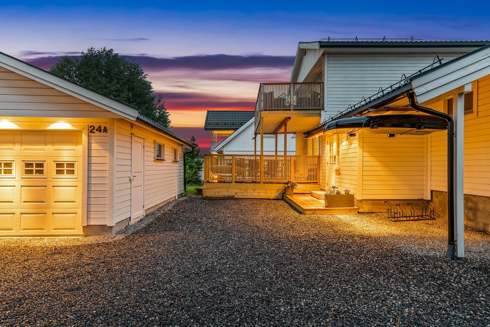 Gårdsplassen er gruslagt og i tilknytning til denne er det en utebod og en frittstående dobbelgarasje. Galleribilde