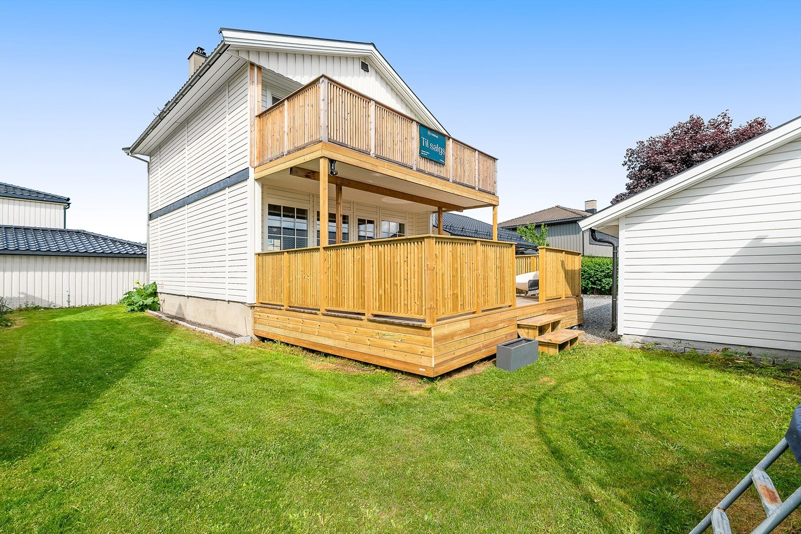 Boligen ligger i et godt etablert område på en tilnærmet flat tomt som er pent opparbeidet med stor gårdsplass, hage og fine uteplasser. Galleribilde