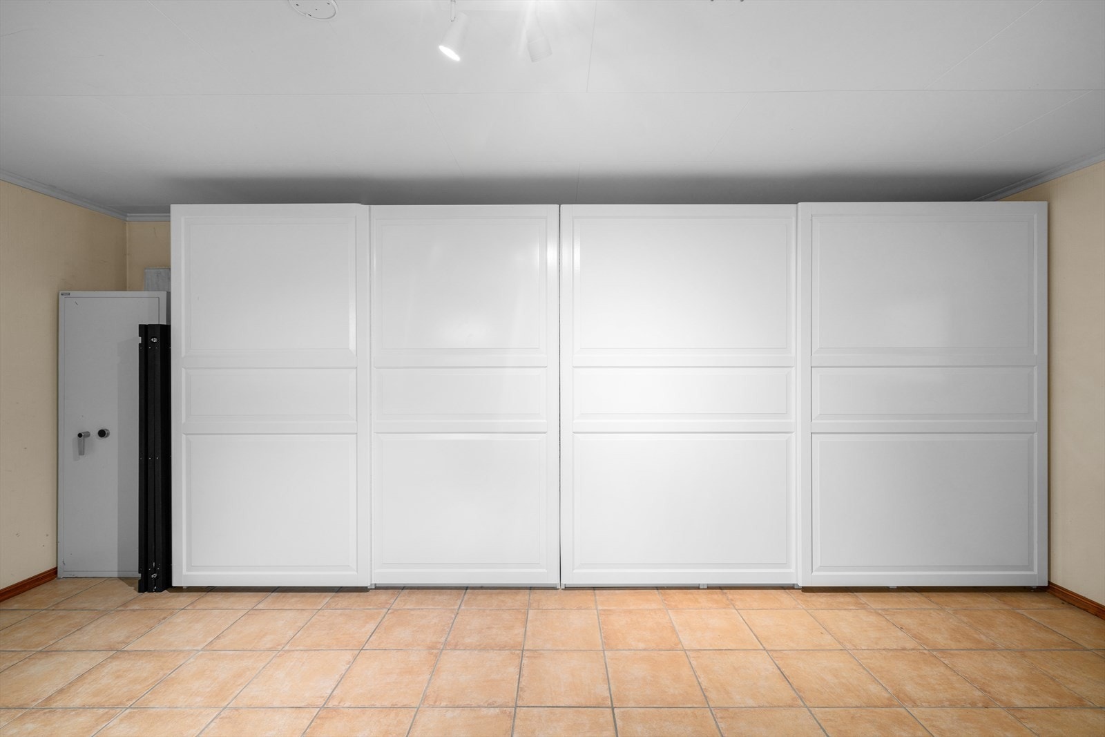 Videre har rommet dør inn til et rom benyttet som soverom, et garderobeskap, to skyvedørsgarderober og god plass til sofa, tv-løsning og andre møbler om ønskelig. Galleribilde