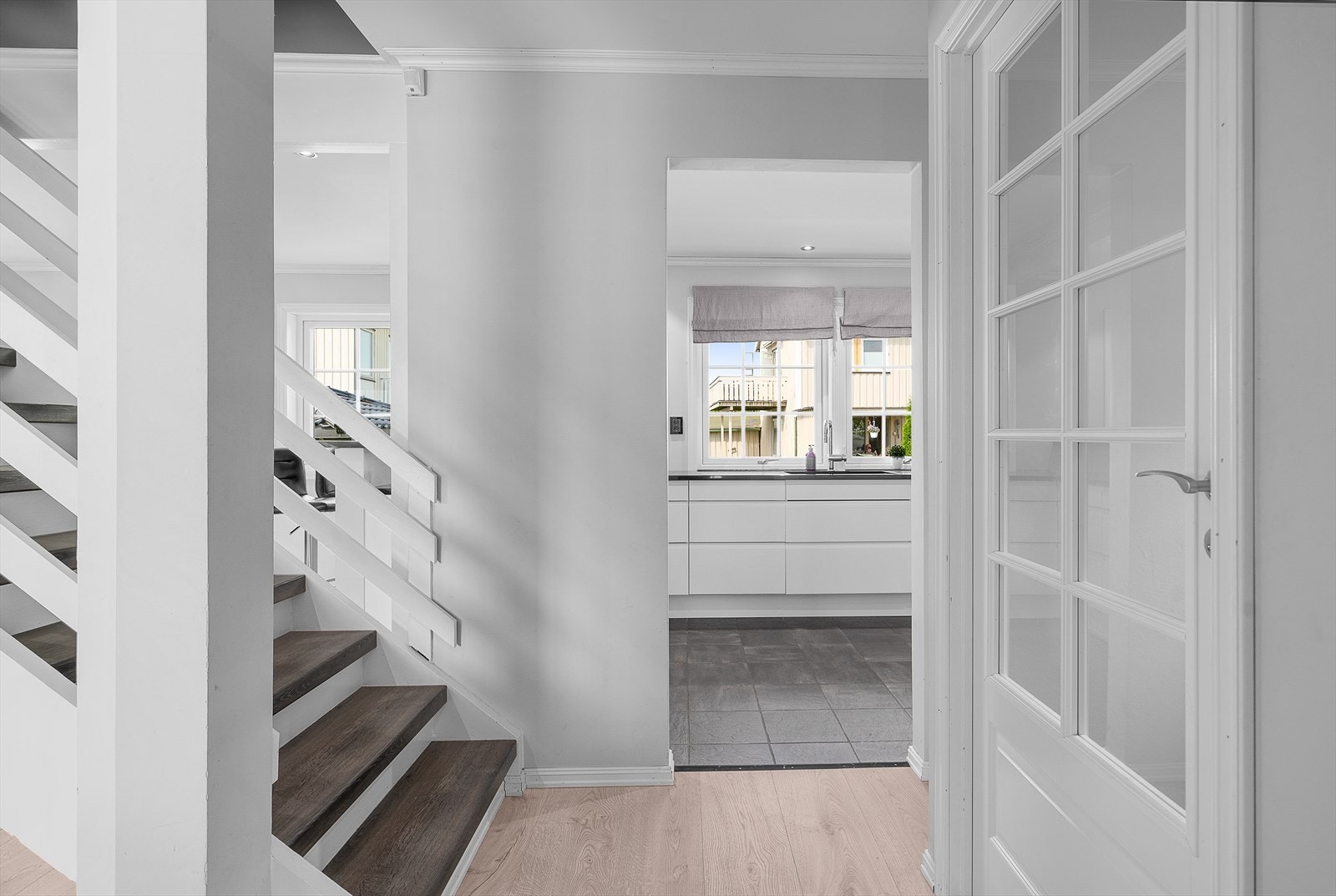 Fra stuen i 1. etasje er det trapp opp til 2. etasje. Galleribilde