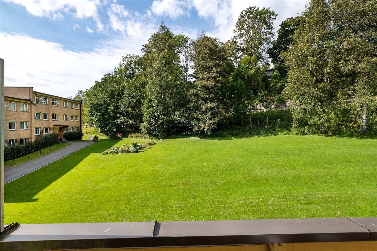 Leiligheten ligger usjenert og fritt, med flott utsyn over grøntområder Galleribilde
