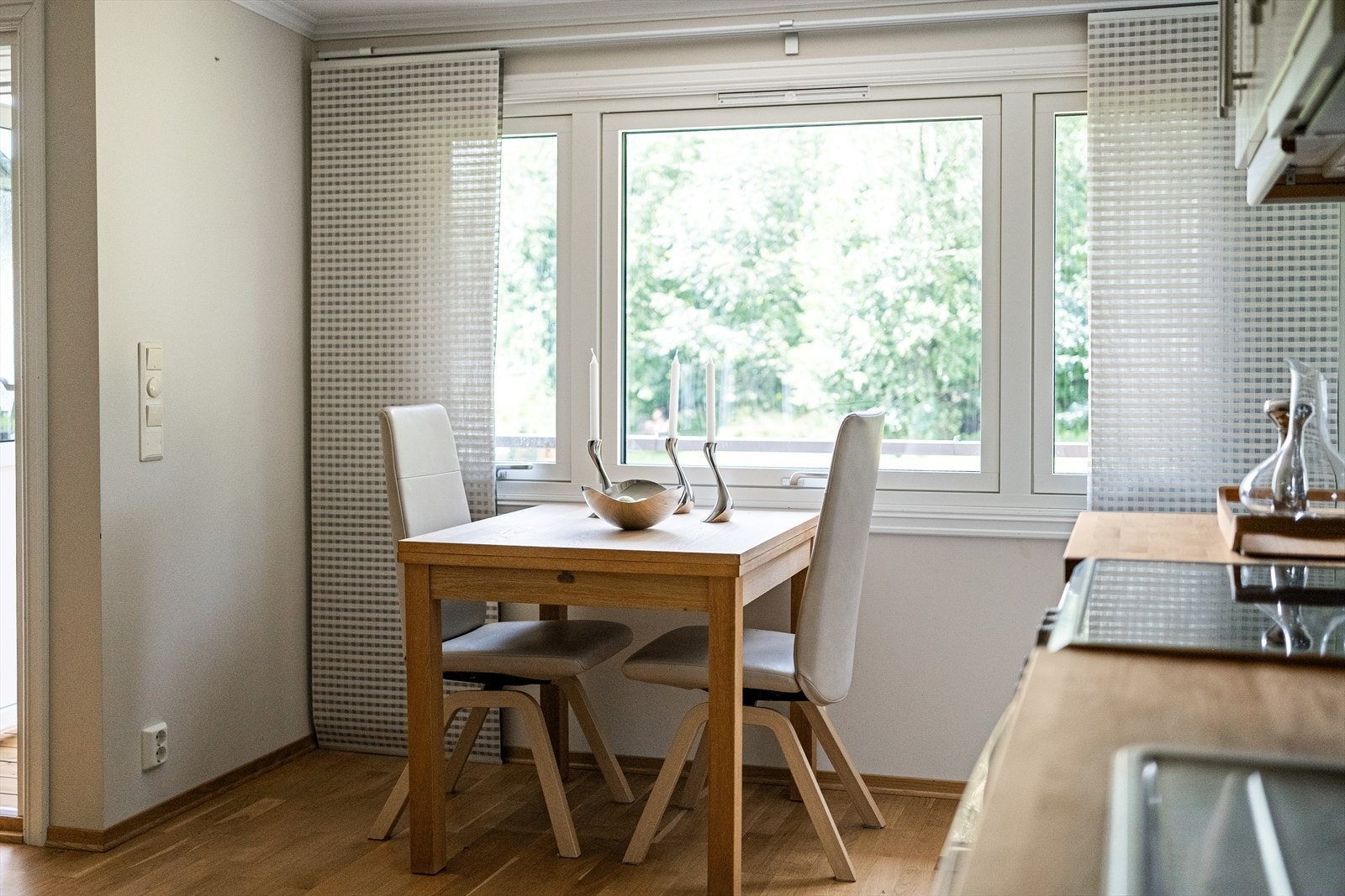 Det er gode møbleringsmuligheter, med plass til både spisebord og stor sofagruppe Galleribilde