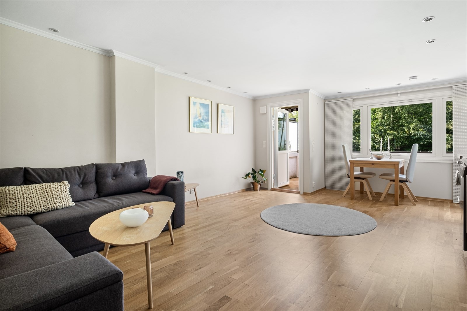 Leiligheten har store vindusflater og verandadør i stuen, som gir rikelig med naturlig lys, og skaper en god atmosfære Galleribilde