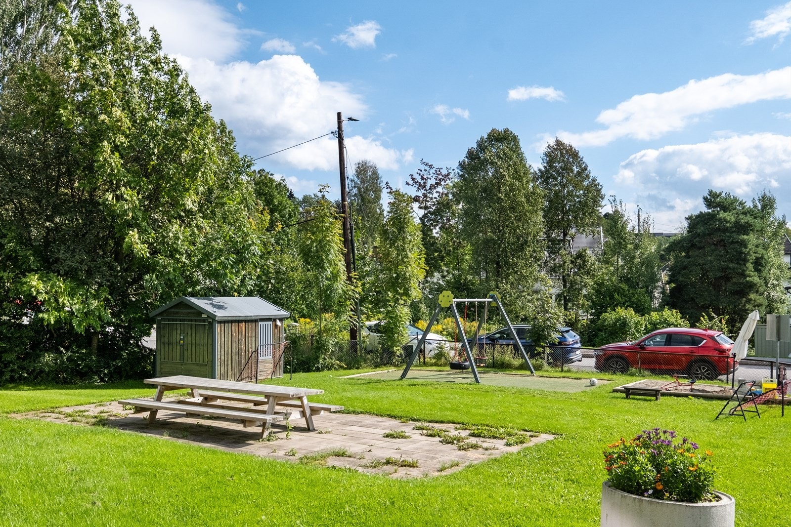 Stor og fin lekeplass på fellesområdet. Parkeringsplass kan leies via borettslaget, venteliste p.t. Galleribilde