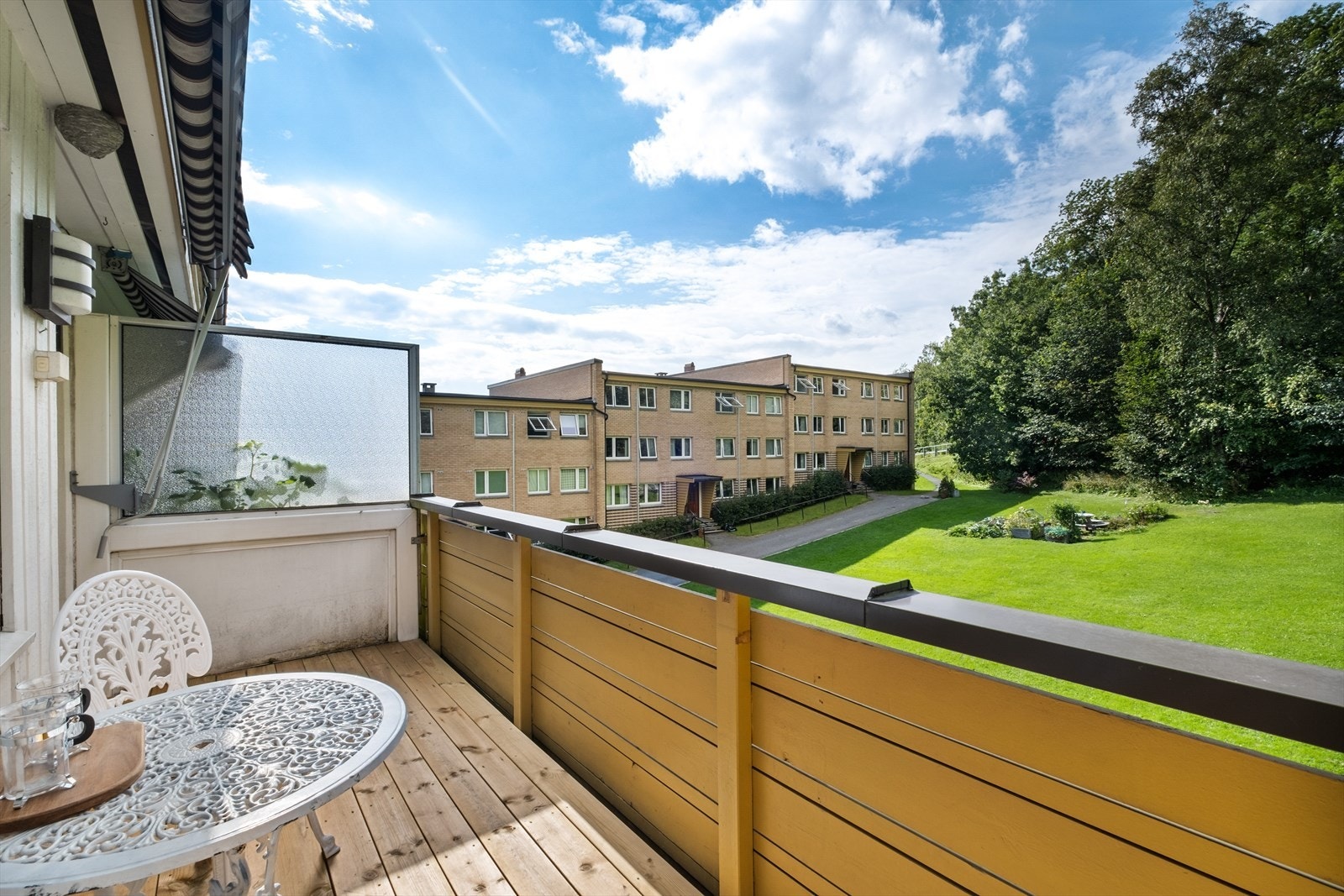 Hyggelig og usjenert veranda på ca. 7 kvm,. Markise gir god solskjerming på varme dager. Nye terrassebord på gulv Galleribilde